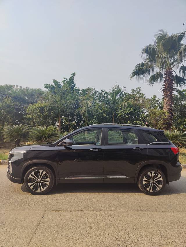 https://images10.gaadi.com/usedcar_image/3704449/original/img2928855__used_car_2928855_1701836764.jpg?imwidth=6402