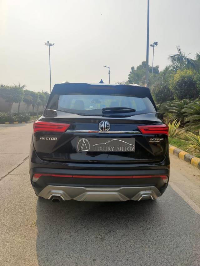 https://images10.gaadi.com/usedcar_image/3704449/original/processed_img2928855__used_car_2928855_1701836755.jpg?imwidth=6401
