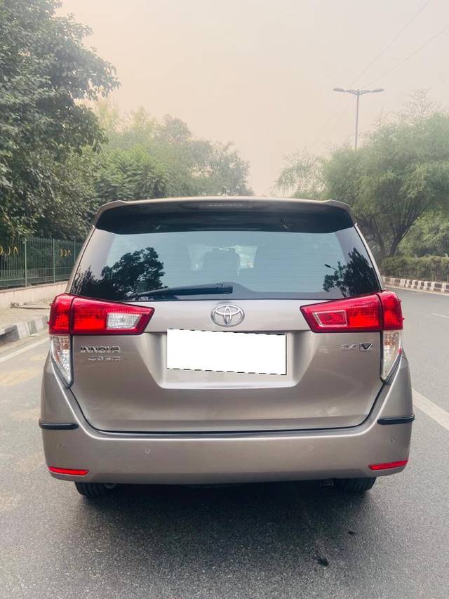 https://images10.gaadi.com/usedcar_image/3704489/original/processed_img2928871__used_car_2928871_1701839629.jpg?imwidth=6402