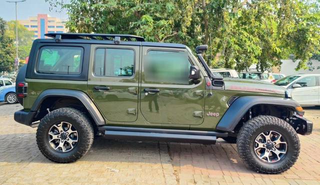 https://images10.gaadi.com/usedcar_image/3704727/original/processed_img2928986__usedcar_photo_2023_12_05_20_47_36_8__7601701846447_1701846500.jpg?imwidth=6402