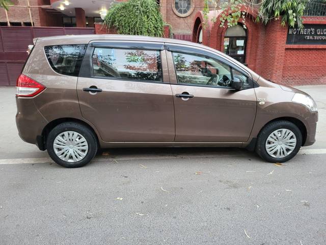 https://images10.gaadi.com/usedcar_image/3705118/original/processed_img2929202__used_car_2929202_1701859198.jpg?imwidth=6401