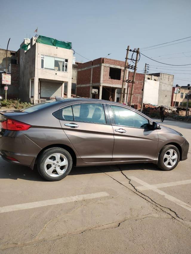 https://images10.gaadi.com/usedcar_image/3705177/original/processed_img2929236__used_car_2929236_1701861351.jpg?imwidth=6401