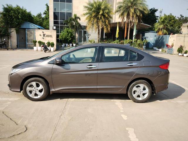 https://images10.gaadi.com/usedcar_image/3705177/original/processed_img2929236__used_car_2929236_1701861353.jpg?imwidth=6402