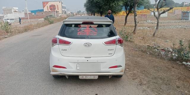https://images10.gaadi.com/usedcar_image/3705213/original/29__VCC_1825514_96_1701254013.jpg?imwidth=6402