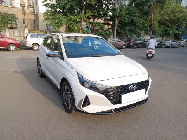 https://images10.gaadi.com/usedcar_image/3705229/original/processed_img2929271__usedcar_a54700ef_b6ad_49bc_93a7_4ff8f0d83801_2929271_1701862482.jpg?imwidth=6400