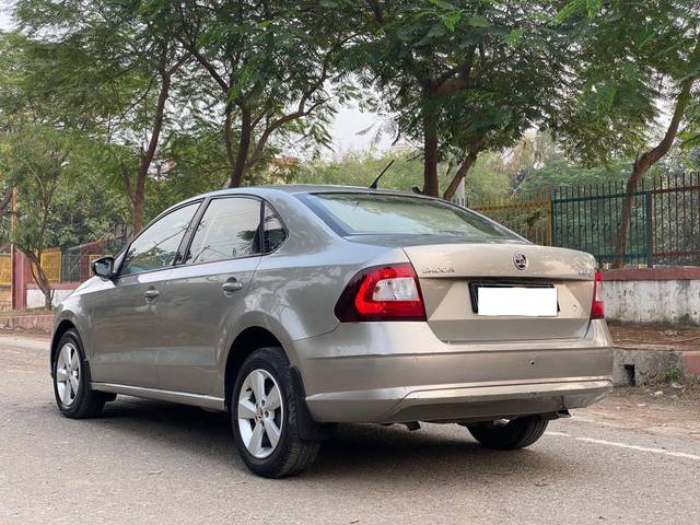 https://images10.gaadi.com/usedcar_image/3705233/original/processed_img2929275__used_car_2929275_1701862486.jpg?imwidth=6402