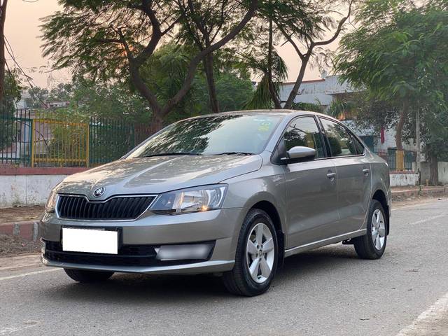 https://images10.gaadi.com/usedcar_image/3705233/original/processed_img2929275__used_car_2929275_1701862488.jpg?imwidth=6400