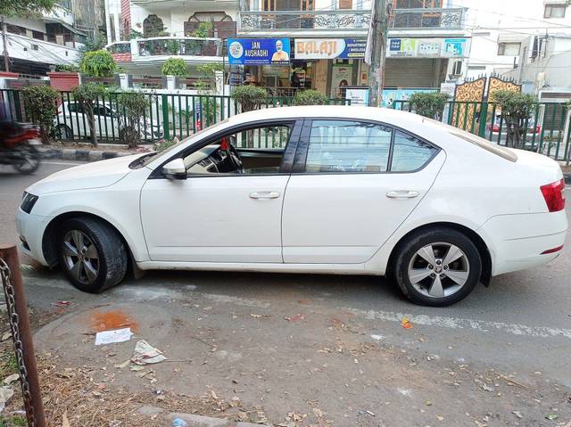 https://images10.gaadi.com/usedcar_image/3705254/original/processed_img2929288__used_car_2929288_1701863077.jpg?imwidth=6402