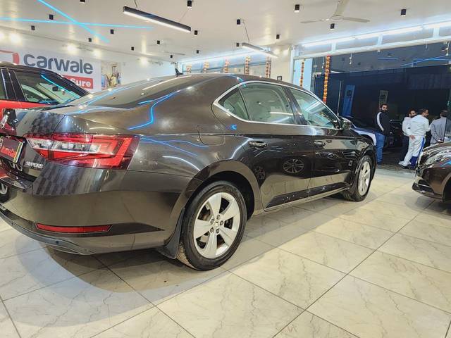 https://images10.gaadi.com/usedcar_image/3705312/original/processed_img2929321__used_car_2929321_1701864706.jpg?imwidth=6401
