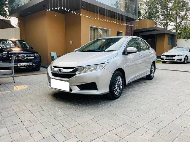 https://images10.gaadi.com/usedcar_image/3705384/original/processed_img2929364__usedcar_1_23__10151701866615_1701866624.jpeg?imwidth=6402