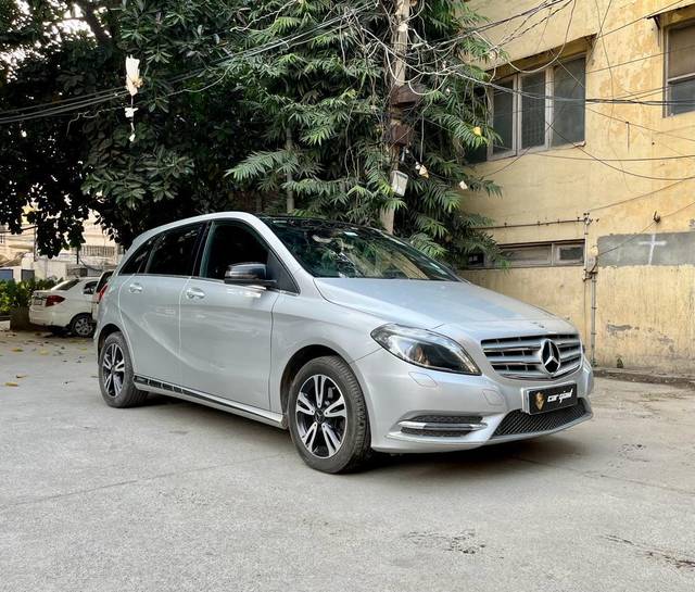 https://images10.gaadi.com/usedcar_image/3705420/original/processed_img2929376__usedcar_2_2929376_1701868024.jpeg?imwidth=6400