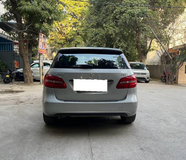 https://images10.gaadi.com/usedcar_image/3705420/original/processed_img2929376__usedcar_5_2929376_1701868045.jpeg?imwidth=6402