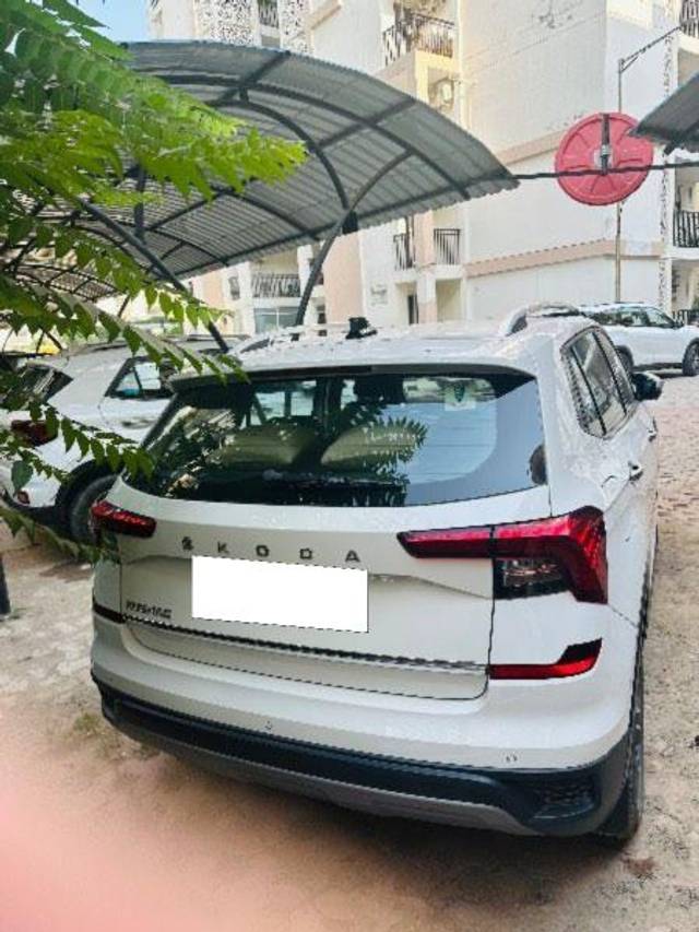 https://images10.gaadi.com/usedcar_image/3705476/original/processed_3692c479-c1fc-4336-9aa1-630b1d0c5682.jpg?imwidth=6401