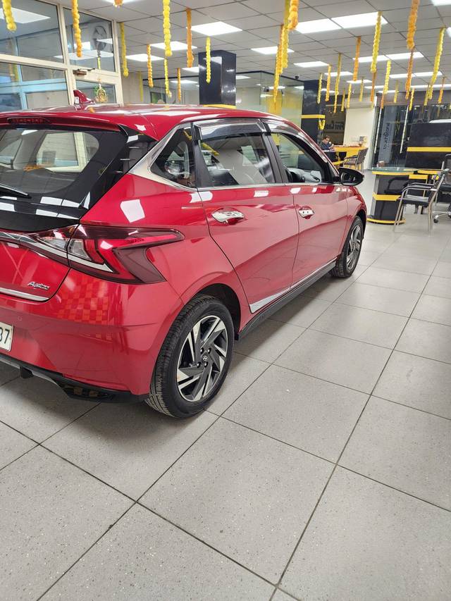 https://images10.gaadi.com/usedcar_image/3705490/original/processed_img2929401__used_car_2929401_1701870694.jpg?imwidth=6401
