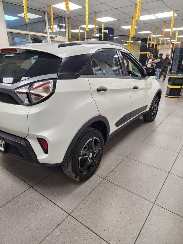https://images10.gaadi.com/usedcar_image/3705492/original/processed_img2929402__used_car_2929402_1701870752.jpg?imwidth=6401