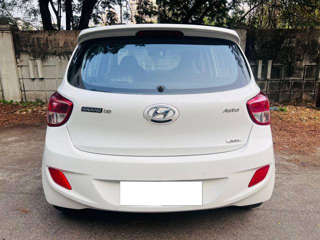 https://images10.gaadi.com/usedcar_image/3705493/original/processed_img2929403__used_car_2929403_1701870760.jpg?imwidth=6402