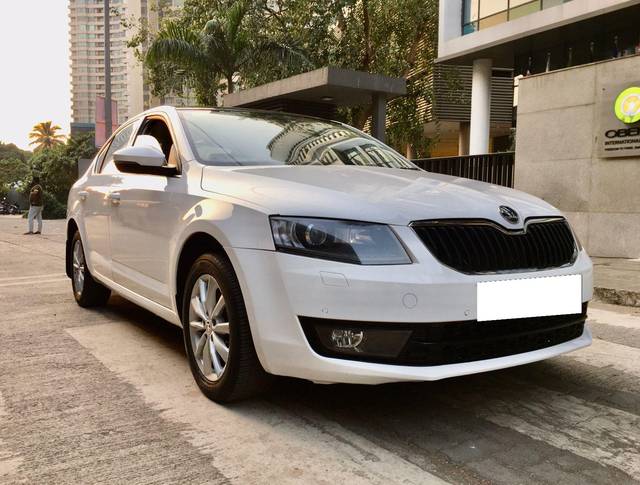 https://images10.gaadi.com/usedcar_image/3705503/original/processed_img2929407__usedcar_1_1__13771701870782_1701870801.jpeg?imwidth=6400