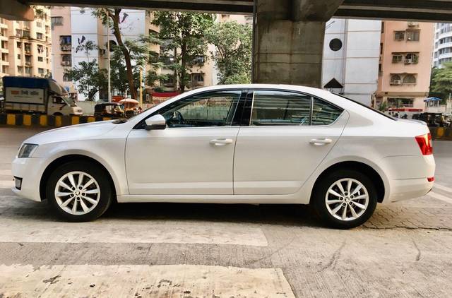 https://images10.gaadi.com/usedcar_image/3705503/original/processed_img2929407__usedcar_1_3__13771701870782_1701870801.jpeg?imwidth=6402