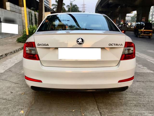 https://images10.gaadi.com/usedcar_image/3705503/original/processed_img2929407__usedcar_1_8__13771701870782_1701870802.jpeg?imwidth=6401