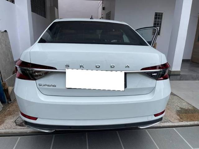 https://images10.gaadi.com/usedcar_image/3705612/original/processed_fe0088f7-8fd9-44d0-a2ba-86f0f011943a.jpg?imwidth=6401