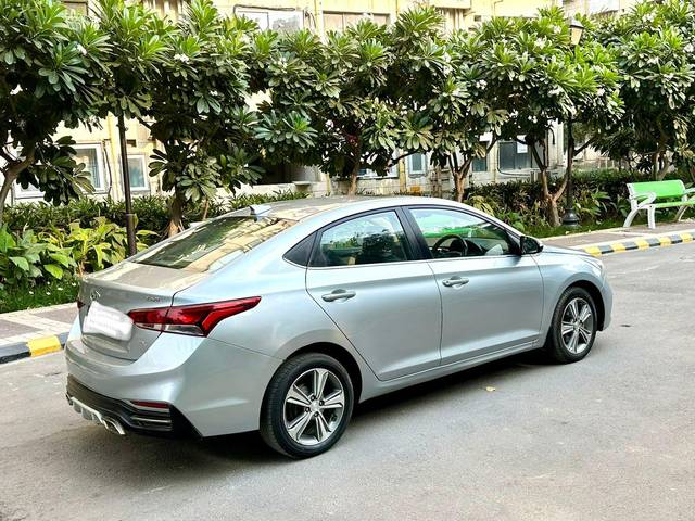 https://images10.gaadi.com/usedcar_image/3705661/original/processed_img2929446__used_car_2929446_1701877640.jpg?imwidth=6402