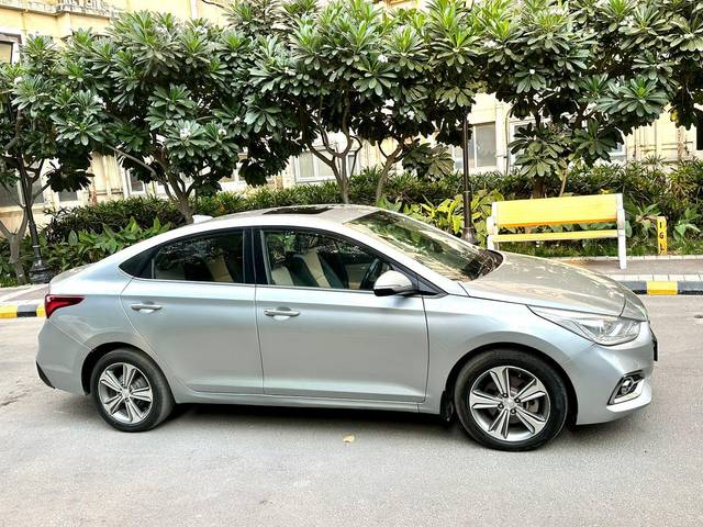 https://images10.gaadi.com/usedcar_image/3705661/original/processed_img2929446__used_car_2929446_1701877643.jpg?imwidth=6401