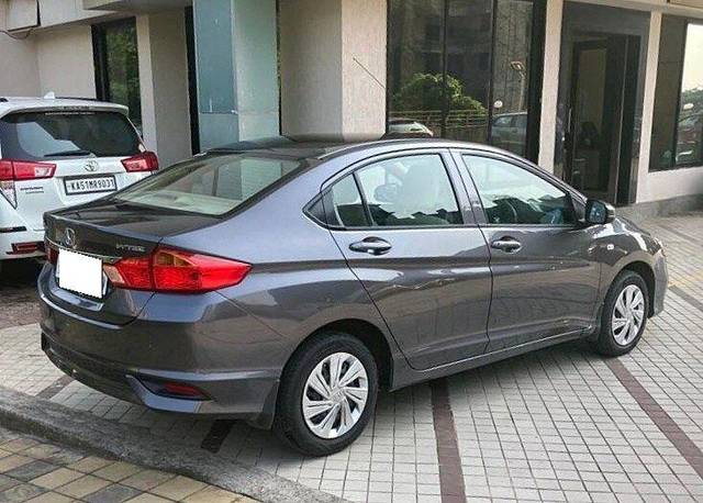 https://images10.gaadi.com/usedcar_image/3705761/original/processed_img2929453__used_car_2929453_1701881725.jpeg?imwidth=6402