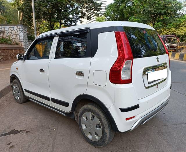 https://images10.gaadi.com/usedcar_image/3705764/original/processed_img2929454__used_car_2929454_1701881877.jpeg?imwidth=6402