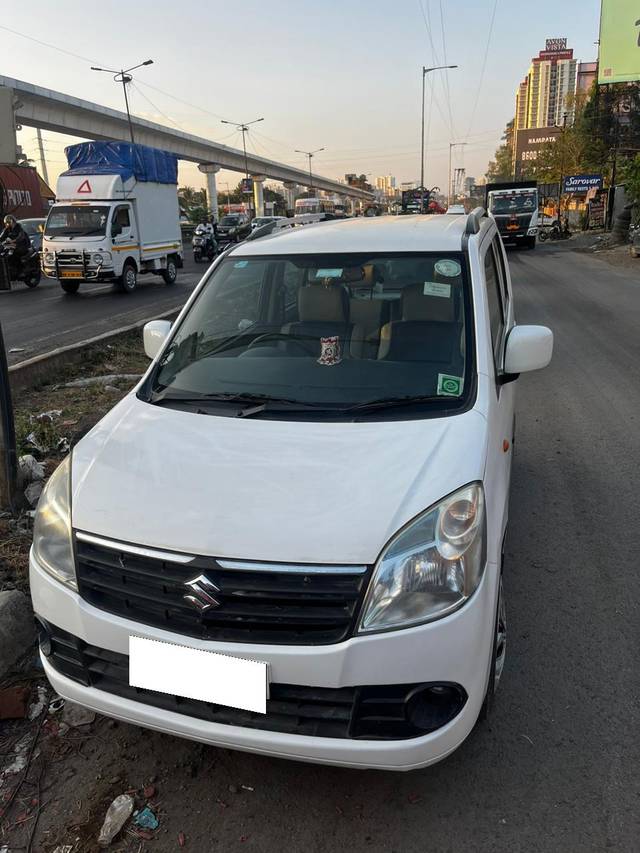https://images10.gaadi.com/usedcar_image/3705774/original/processed_img2929456__used_car_2929456_1701882093.jpg?imwidth=6402