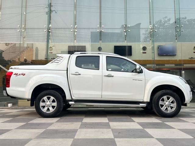 https://images10.gaadi.com/usedcar_image/3705806/original/processed_img2929461__used_car_2929461_1701883315.jpg?imwidth=6401