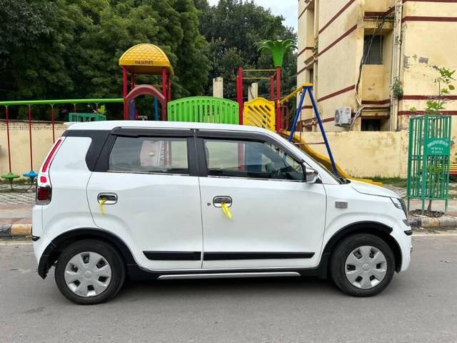 https://images10.gaadi.com/usedcar_image/3705887/original/processed_12a8b7f8-7895-4bc8-9aa9-f51df705f1b3.jpg?imwidth=6401