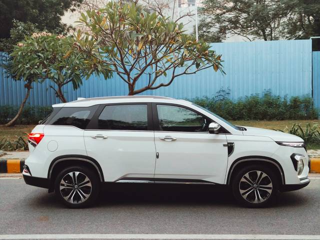 https://images10.gaadi.com/usedcar_image/3706077/original/img2929501__used_car_2929501_1701923909.jpg?imwidth=6401
