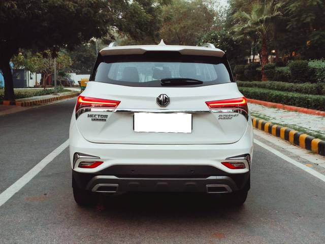 https://images10.gaadi.com/usedcar_image/3706077/original/processed_img2929501__used_car_2929501_1701923907.jpg?imwidth=6402