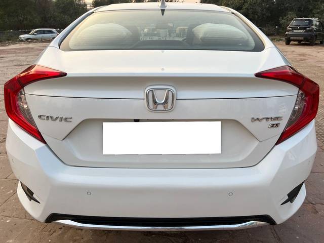 https://images10.gaadi.com/usedcar_image/3706160/original/processed_img2929545__used_car_2929545_1701927585.jpg?imwidth=6401