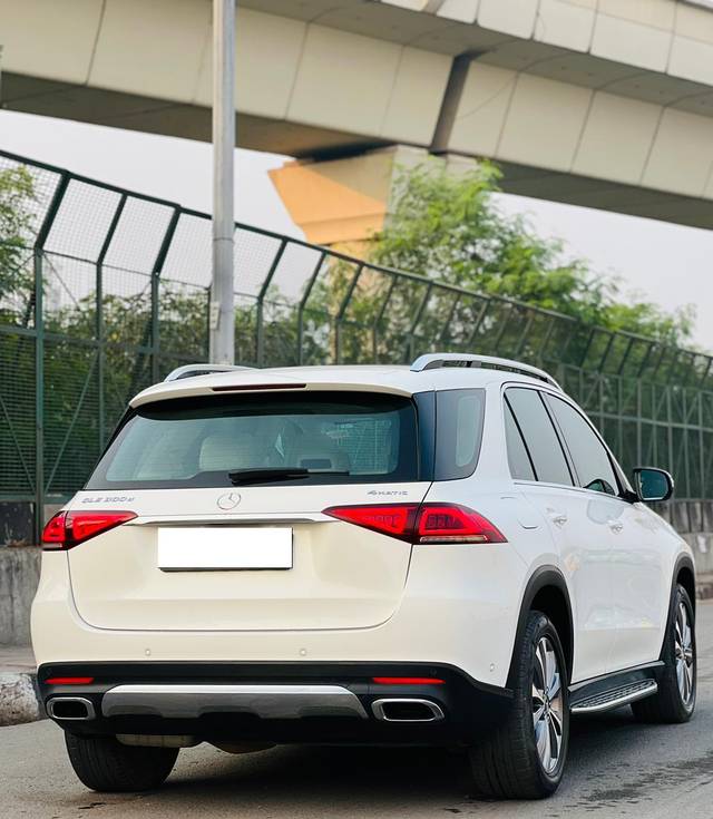 https://images10.gaadi.com/usedcar_image/3706221/original/processed_img2929578__used_car_2929578_1702028562.jpg?imwidth=6401