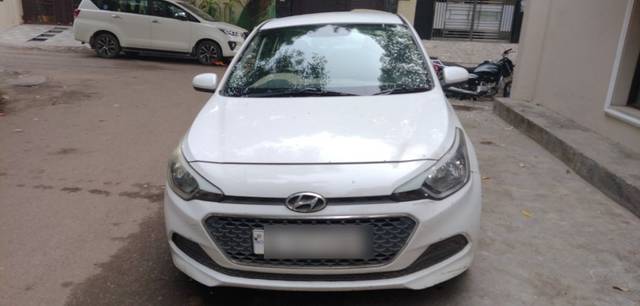 https://images10.gaadi.com/usedcar_image/3706356/original/30__VCC_1826000_94_1701327936.jpg?imwidth=6400