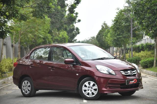 https://images10.gaadi.com/usedcar_image/3706388/original/processed_img2929647__used_car_2929647_1701935144.jpg?imwidth=6400
