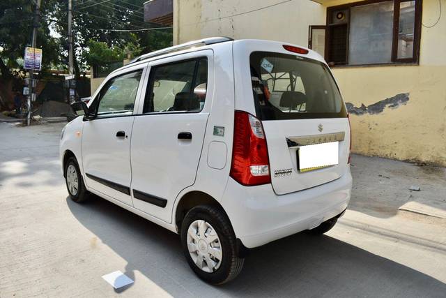 https://images10.gaadi.com/usedcar_image/3706654/original/processed_img2929790__usedcar_dsc_1018_2929790_1701944246.jpg?imwidth=6402