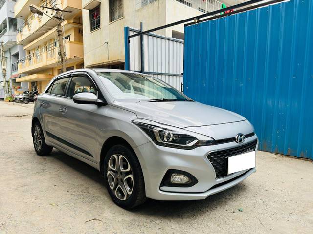 https://images10.gaadi.com/usedcar_image/3706696/original/processed_img2929818__used_car_2929818_1701944254.jpg?imwidth=6400