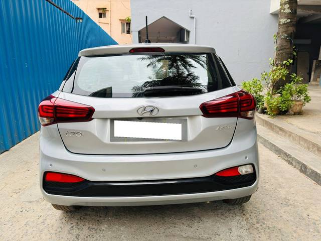 https://images10.gaadi.com/usedcar_image/3706696/original/processed_img2929818__used_car_2929818_1701944258.jpg?imwidth=6402