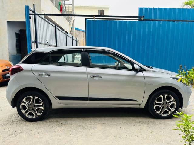 https://images10.gaadi.com/usedcar_image/3706696/original/processed_img2929818__used_car_2929818_1701944262.jpg?imwidth=6401