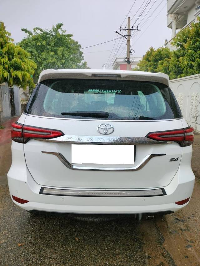 https://images10.gaadi.com/usedcar_image/3706704/original/processed_img2929822__used_car_2929822_1701944533.jpg?imwidth=6401