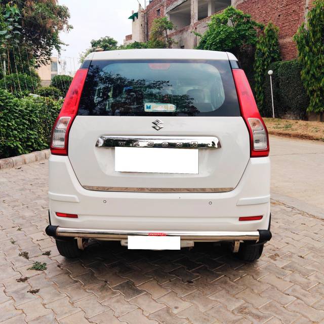 https://images10.gaadi.com/usedcar_image/3706760/original/processed_img2929854__used_car_2929854_1702013726.jpg?imwidth=6402