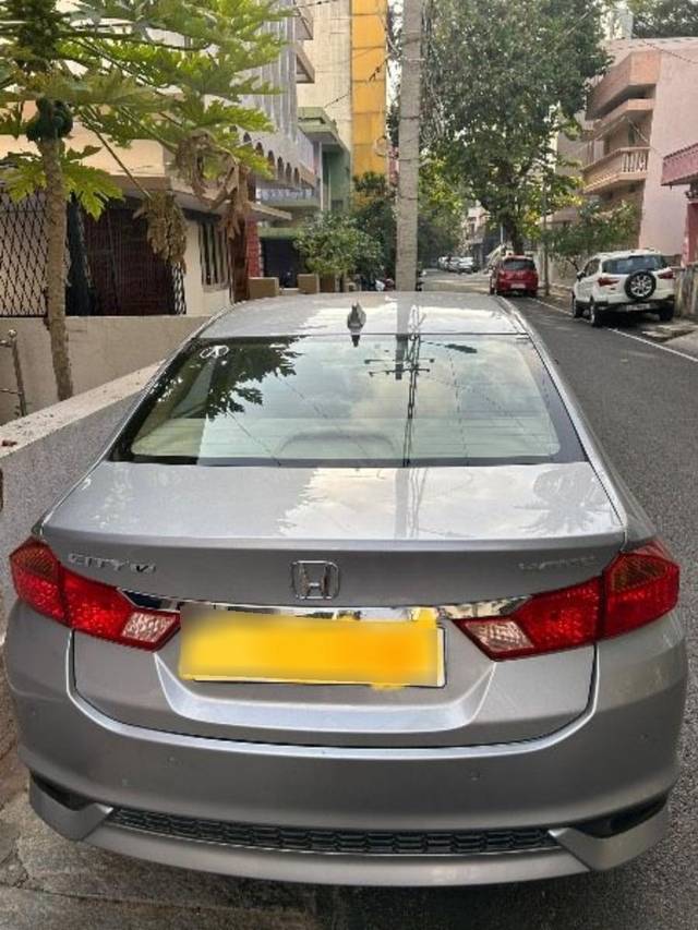 https://images10.gaadi.com/usedcar_image/3706801/original/processed_5538c845-6e4e-46ef-bd49-6f8b2c33e6e9.jpeg?imwidth=6402
