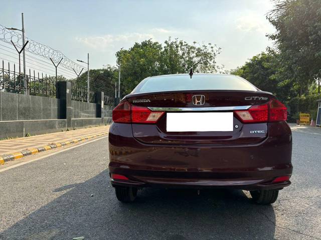 https://images10.gaadi.com/usedcar_image/3706809/original/processed_img2929876__used_car_2929876_1701947929.jpg?imwidth=6402