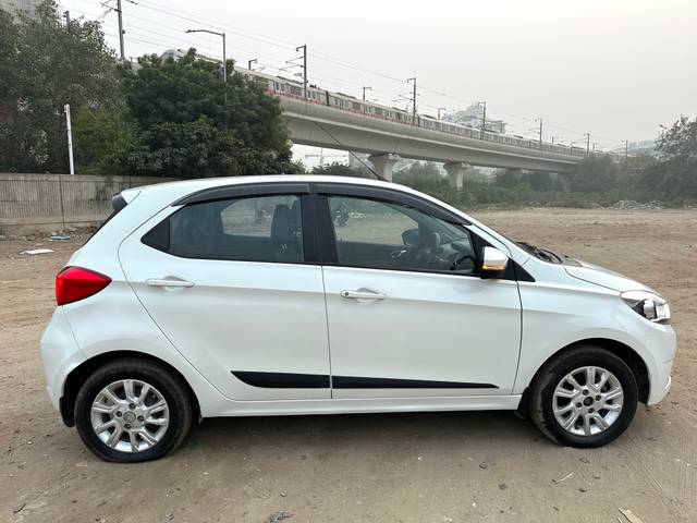 https://images10.gaadi.com/usedcar_image/3706813/original/img2929880__usedcar_img_2774_2929880_1701948396.jpeg?imwidth=6401