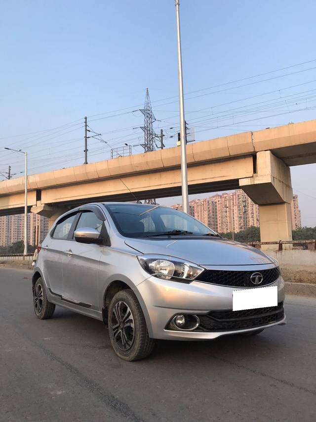 https://images10.gaadi.com/usedcar_image/3706871/original/processed_img2929917__used_car_2929917_1701949503.jpg?imwidth=6400