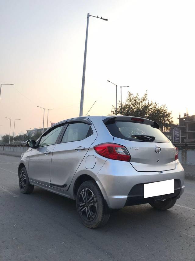 https://images10.gaadi.com/usedcar_image/3706871/original/processed_img2929917__used_car_2929917_1701949506.jpg?imwidth=6402