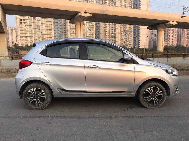 https://images10.gaadi.com/usedcar_image/3706871/original/processed_img2929917__used_car_2929917_1701949509.jpg?imwidth=6401
