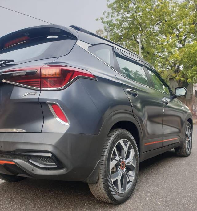 https://images10.gaadi.com/usedcar_image/3706885/original/processed_img2929921__used_car_2929921_1701949890.jpg?imwidth=6401